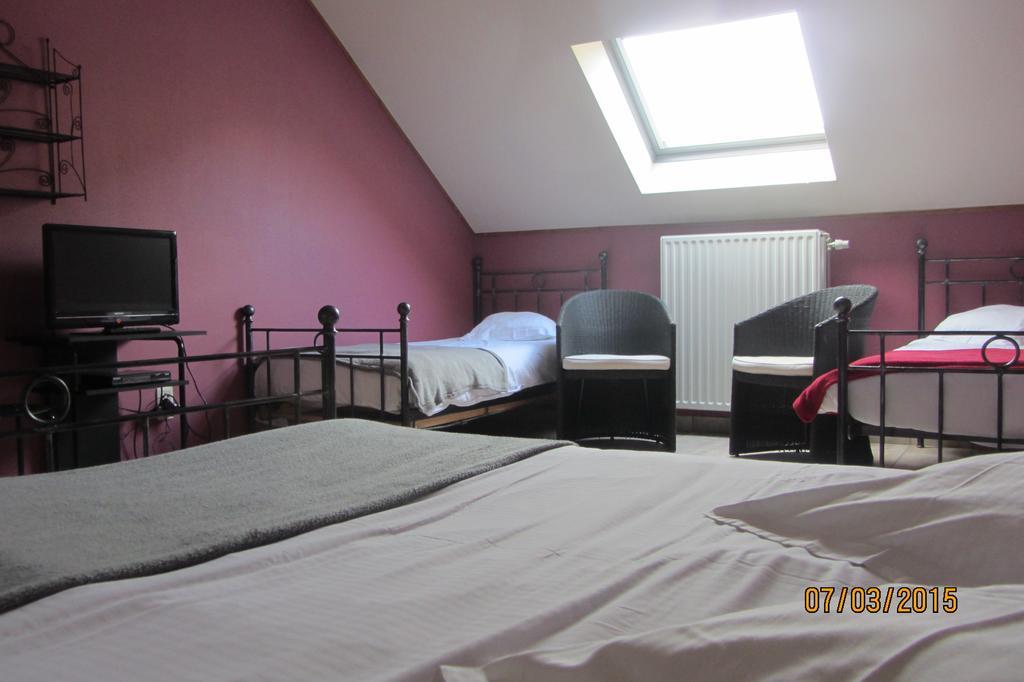 Auberge De La Lesse Celles  Zimmer foto