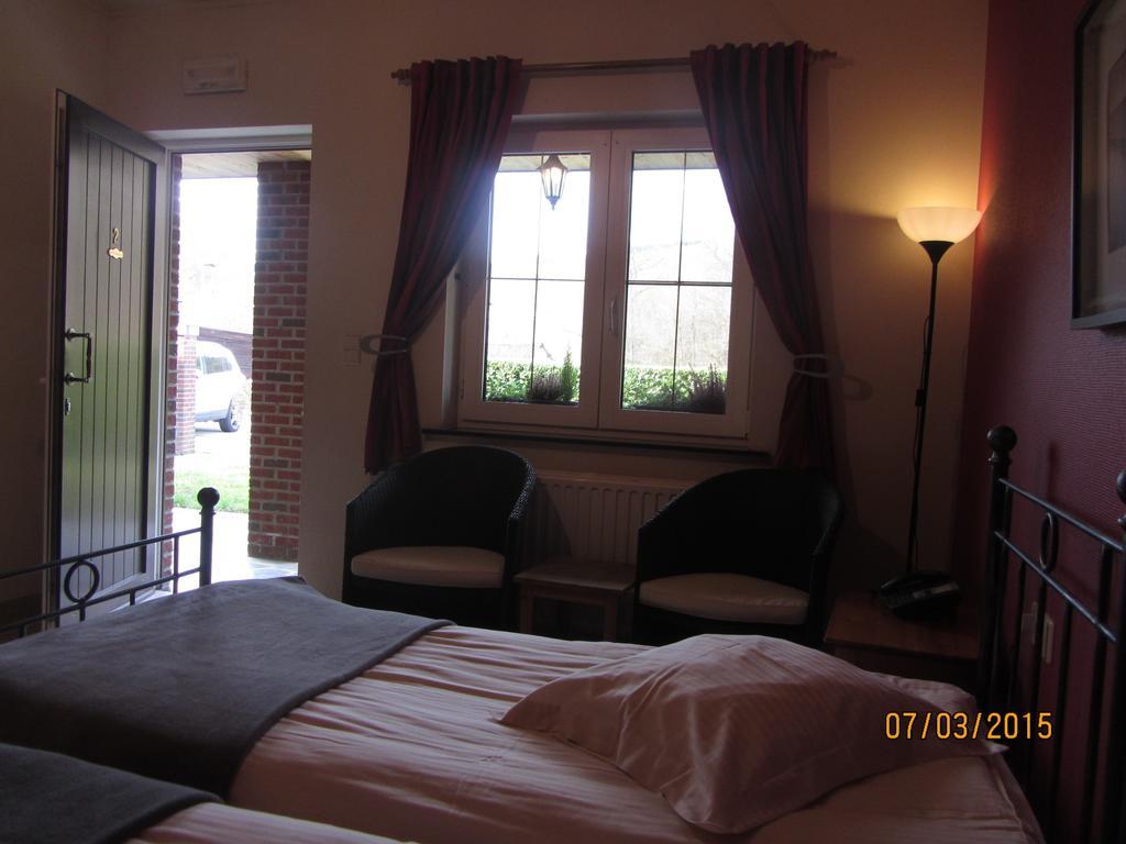 Auberge De La Lesse Celles  Zimmer foto